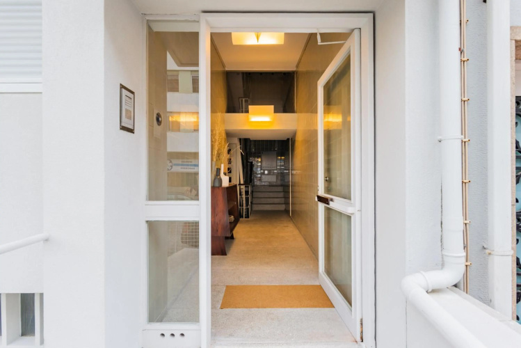 UNIQUE Modernist Duplex apartment & PARKING