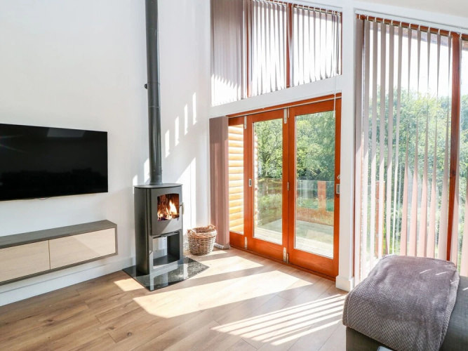 14 Waterside Lodges