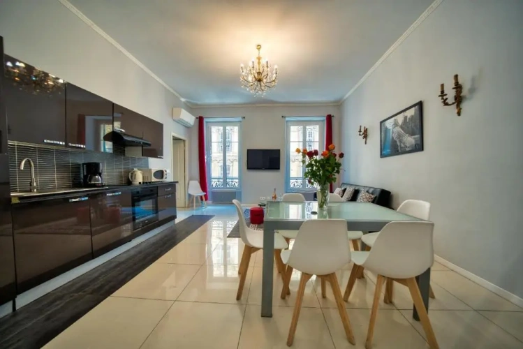 Deluxe Apartment