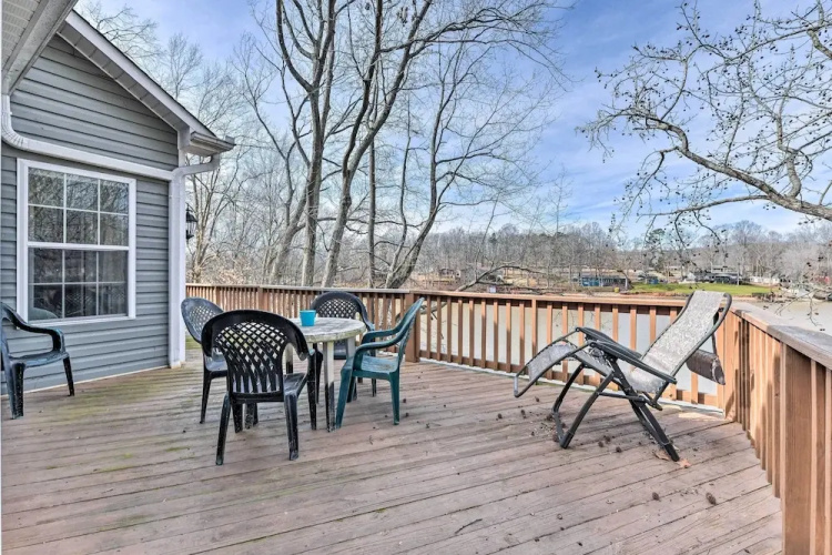 Lakefront Lexington House w/ Spacious Deck!
