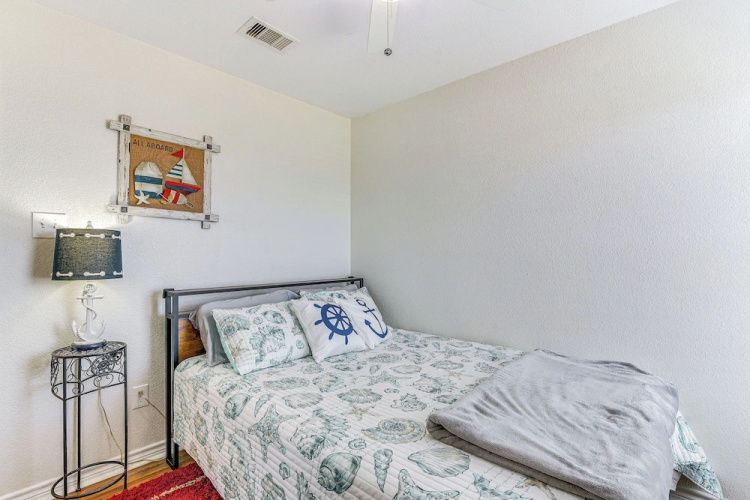 Steps to Surfside Beach: Ada-friendly Home