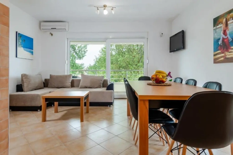 2 Bedrooms Apartment with balcony and with sea view