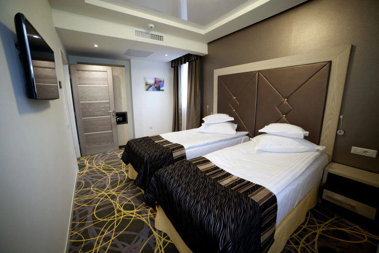 Exclusive Hotel & More