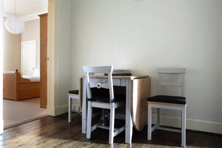 2 Bedroom Apartment With Free Parking