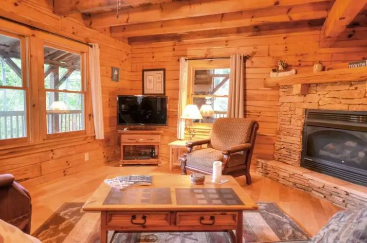 Moonshiner's Hideaway 2 Bedroom Cabin by Redawning