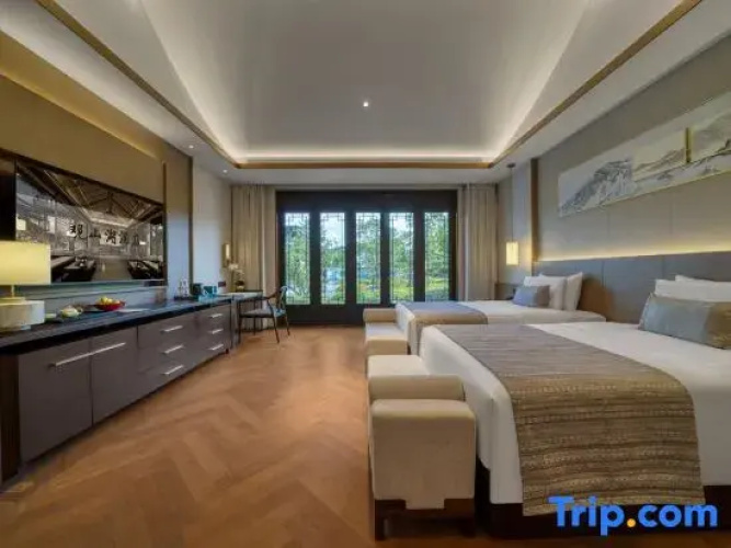 Mountain Lake Hotel in Haining
