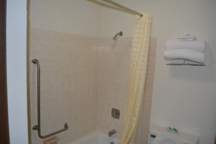 Bloomer Inn & Suites