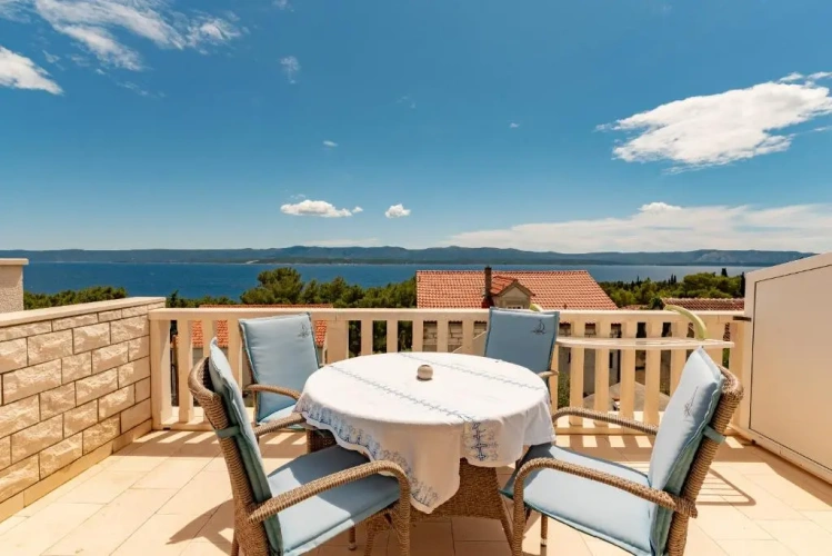 Apartment with sea view