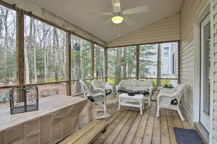 House w/ Screened-in Deck & Grill in Ocean Pines!
