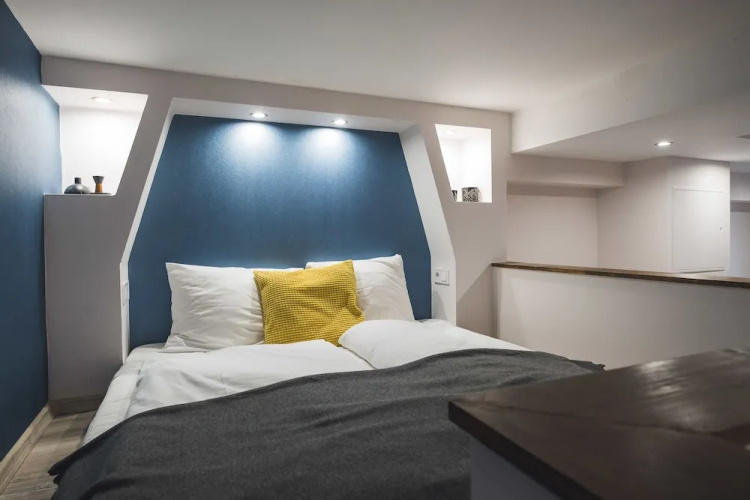 CozyYellowCube Apartment