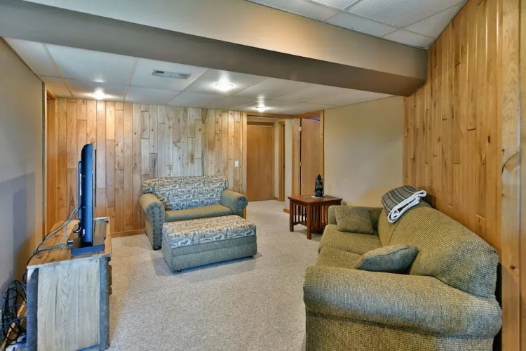Cheif Lake Lodge 4 Bedroom Home by RedAwning
