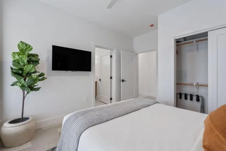 2 Bedrooms Apartment