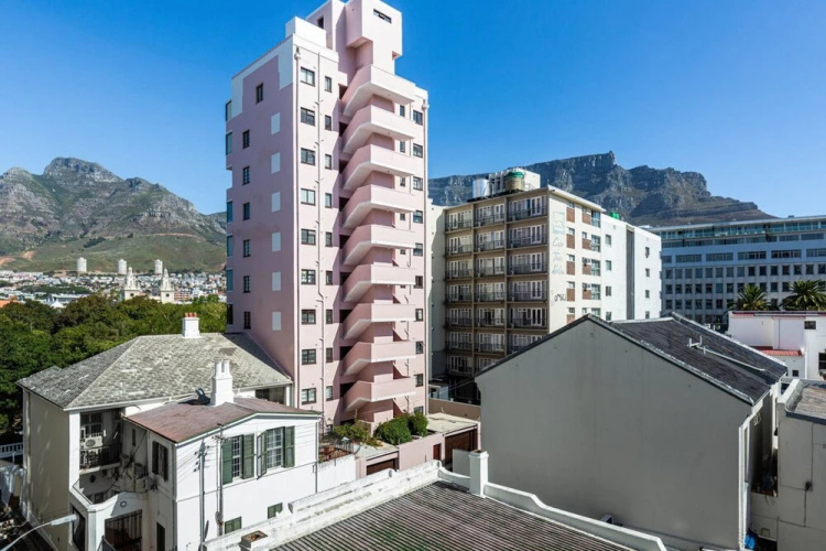 Secure Studio Apartment. With Mountain Views and a Pool