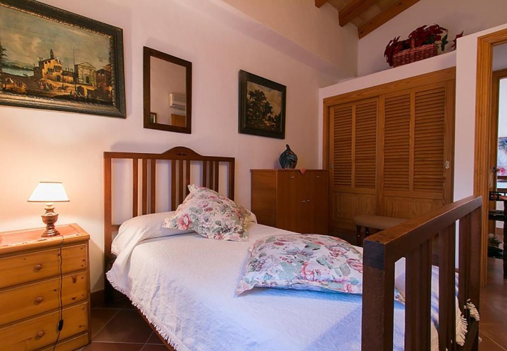 5 Bedrooms Cottage