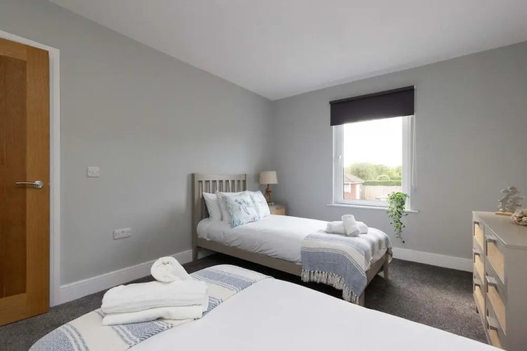 Modern 5-bedroom Retreat Nr Coast