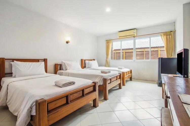Standard Triple room
