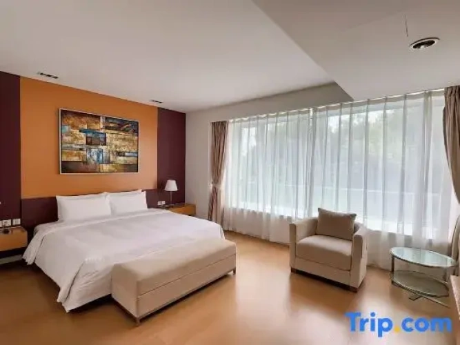 3 Bedrooms Luxury Apartment with garden view