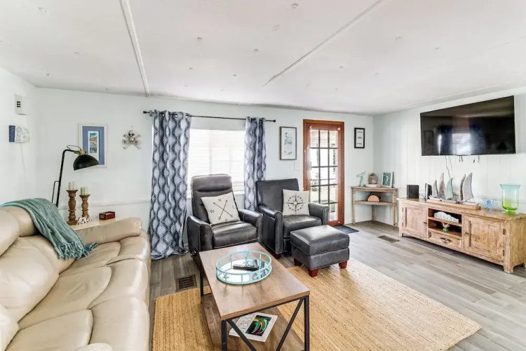 2 Mi to Beach! Canal-front Escape in Crystal River