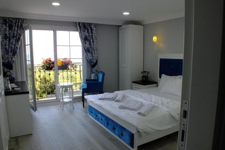 Standard Triple room with sea view
