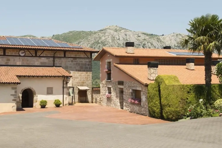 6 Bedrooms Cottage