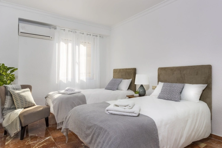 4 Bedrooms Apartment