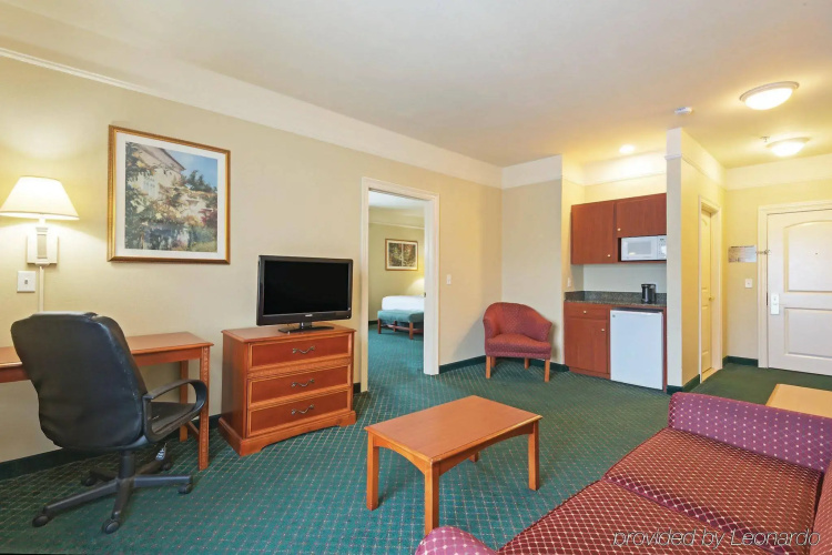 科文頓拉昆塔套房酒店(The Chateau Hotel Covington)