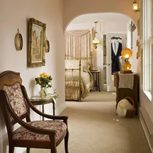 Crestmont Inn