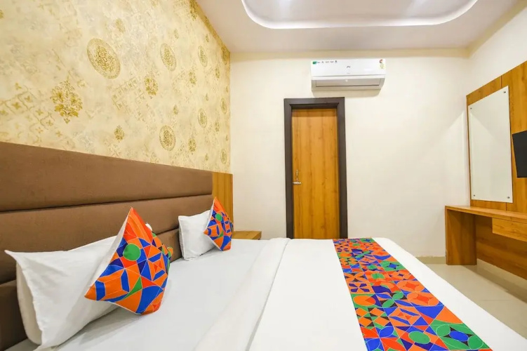 Fabhotel Golden Tree