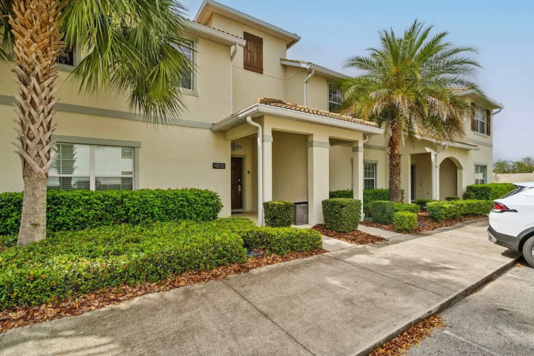 Spacious 4BR Townhome With Pool at Storey Lake