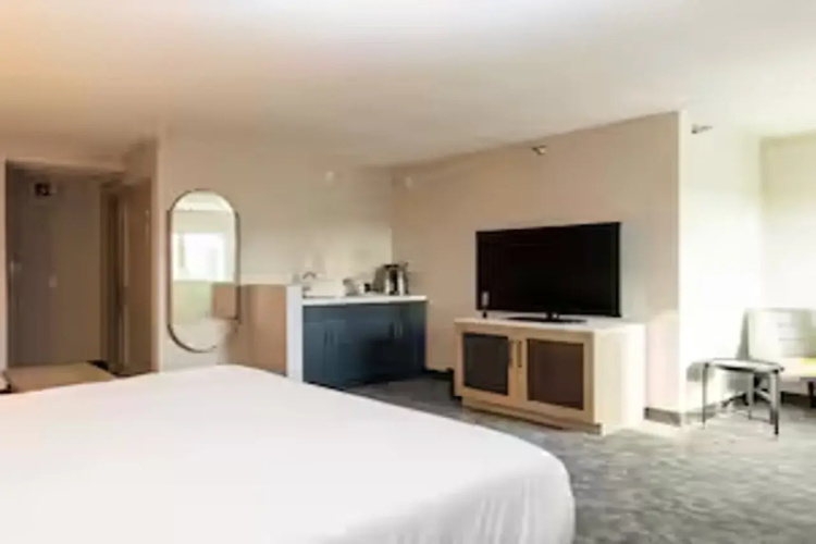 DoubleTree by Hilton Austin, MN