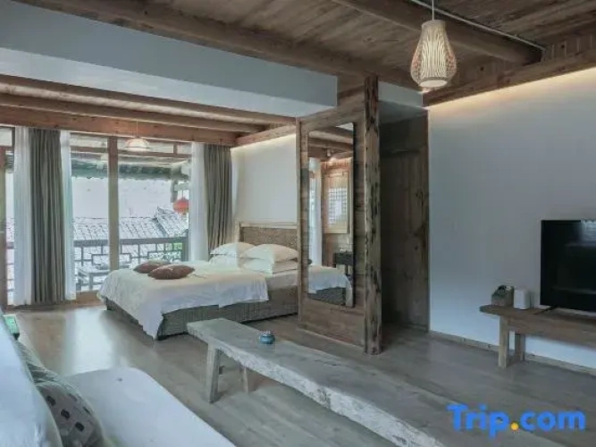 Suite with courtyard view