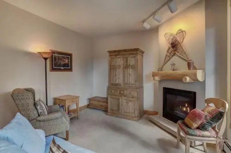 8757 Trappers Crossing Condo