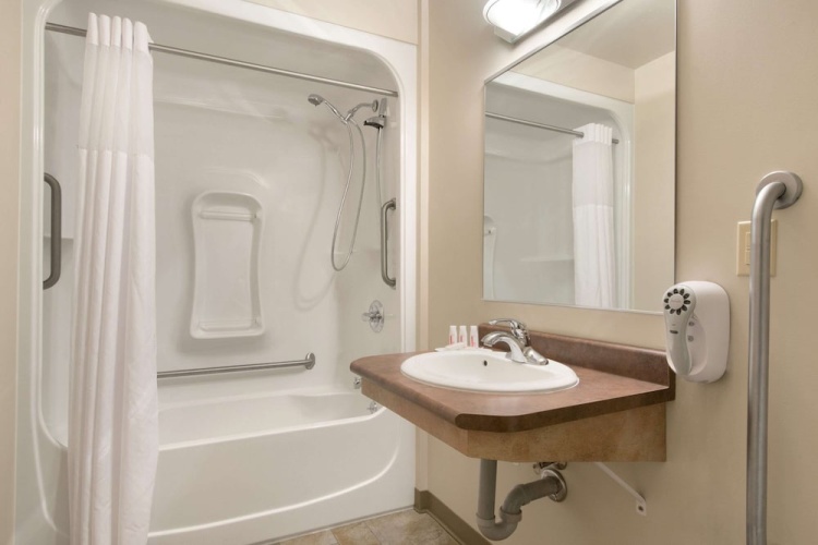 Days Inn & Suites by Wyndham Thunder Bay photo 9