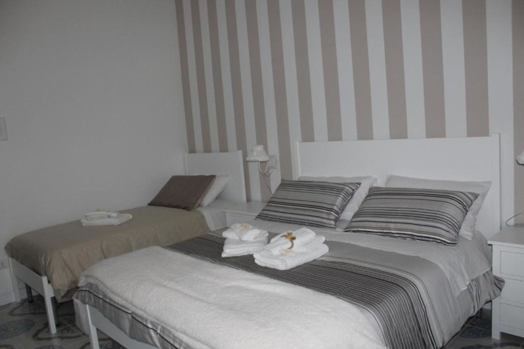 Standard Triple room