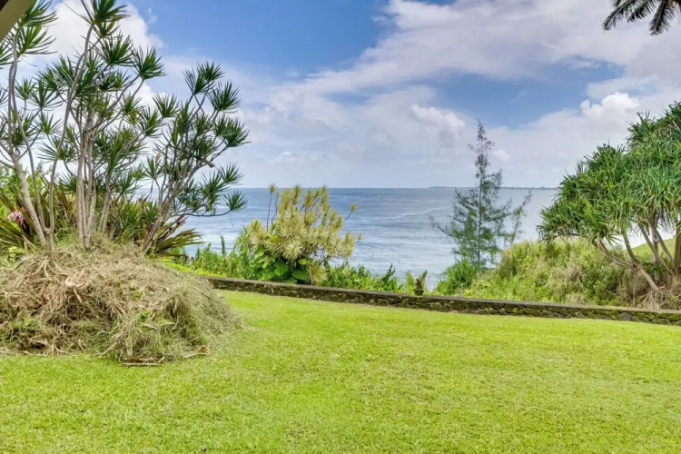 Hilo Home w/ Private Deck + Stunning Ocean Views!