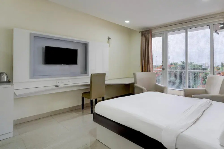 Poolside Retreat Near Sathyabama Chennai