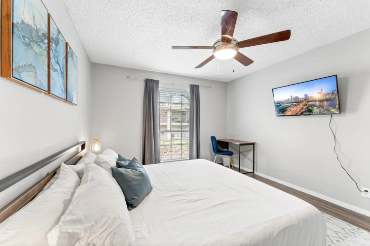 Soco 2BR Corner Suite w Pool King bed Fast Wifi