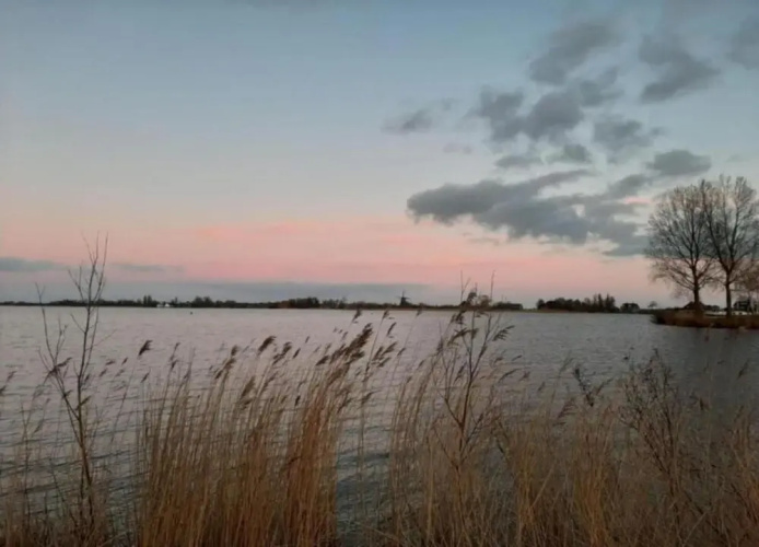 Tranquil Lakeside Stay for 4 Guests