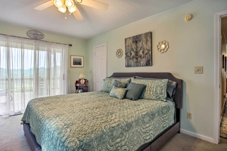 Bring a Pet: Cozy Burnsville Cottage w/ Fire Pit!
