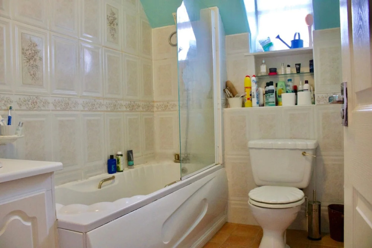 2 Bedroom Flat With Parking In Edinburgh