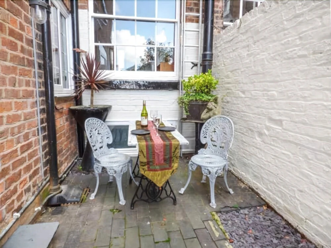 Courtyard Apartment