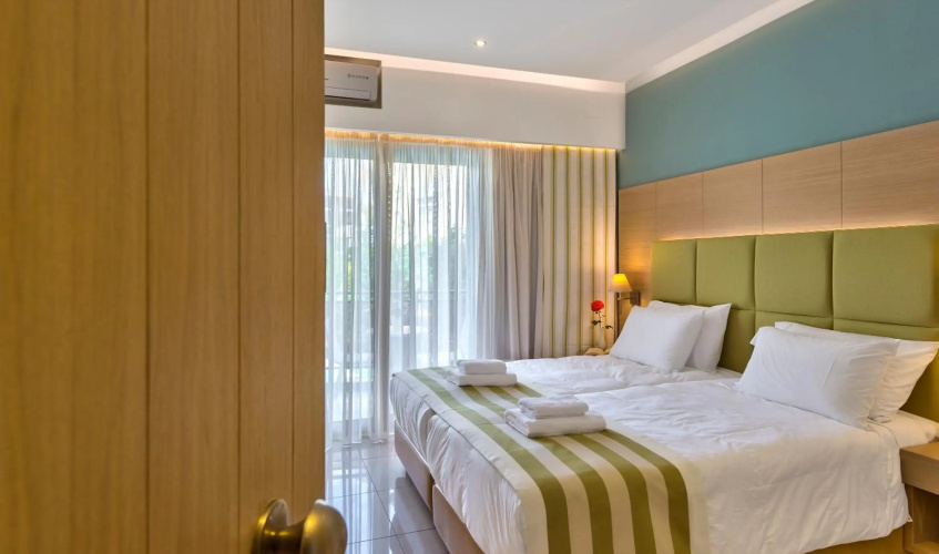Leonidas Hotel & Apartments