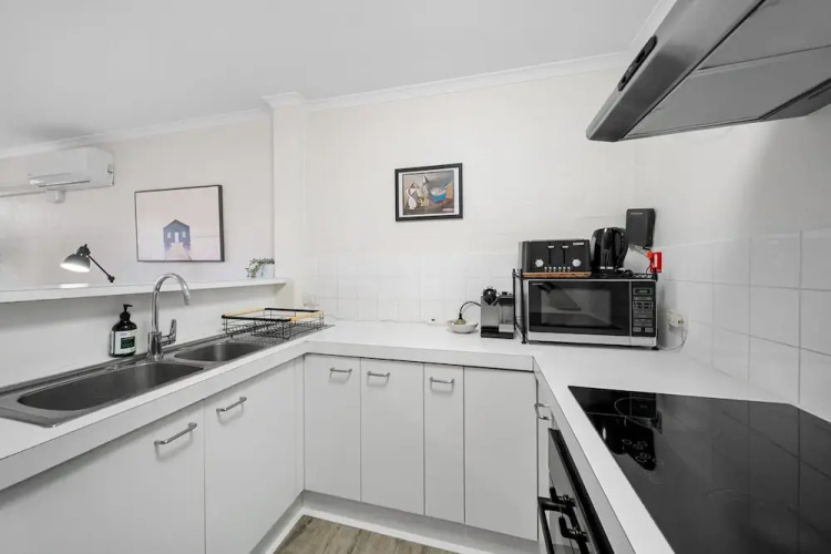 Stylish 1-bed Stay With Balcony & Study