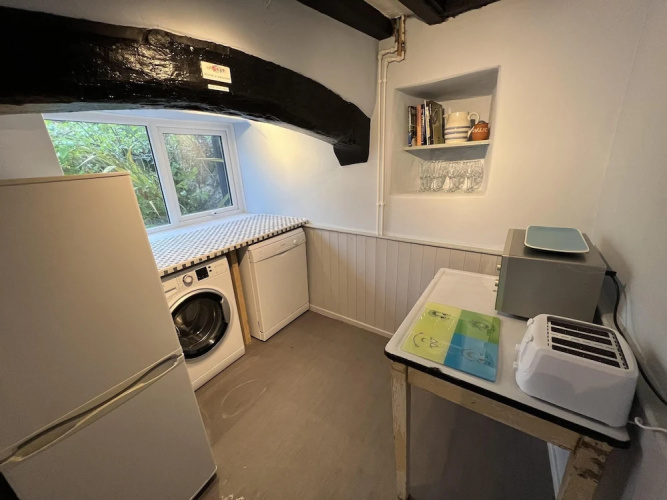 Traditional 3-bed Cottage, Log Burner & Sea Views!