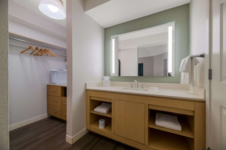 2 Bedrooms Sextuple Suite