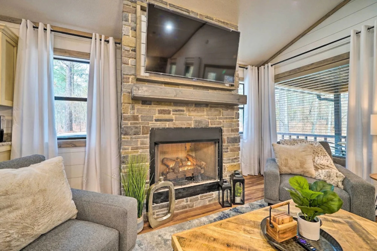Chic Broken Bow Escape w/ Hot Tub & Fire Pit!