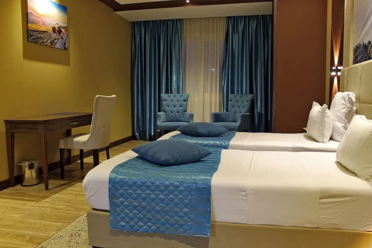 LB Suites Hotel