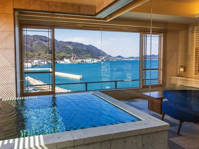 Junior Suite with harbour view