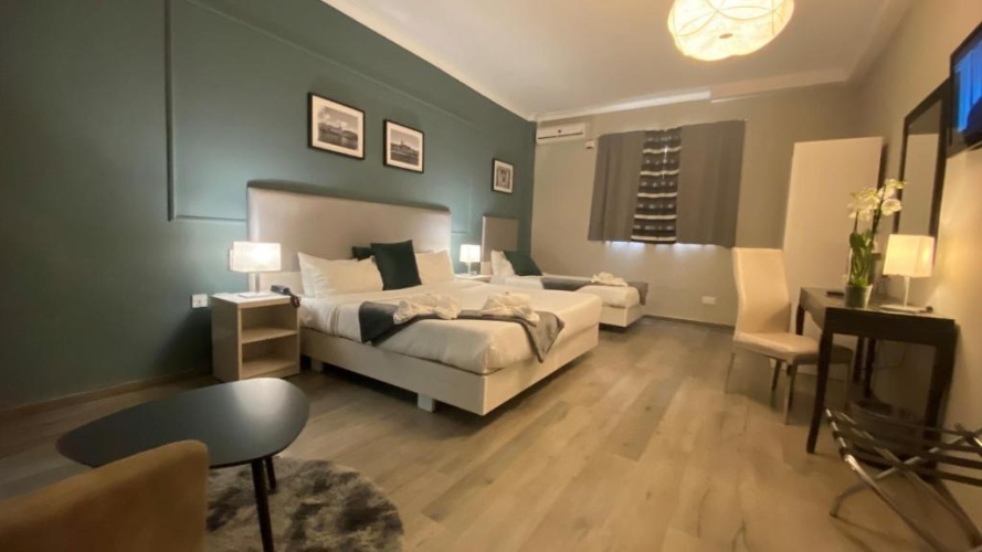 Standard Triple room