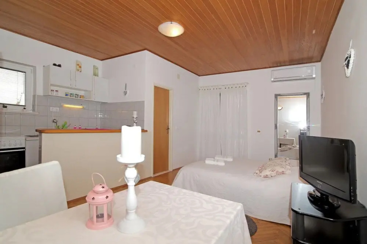 Apartment Sweet Romantic